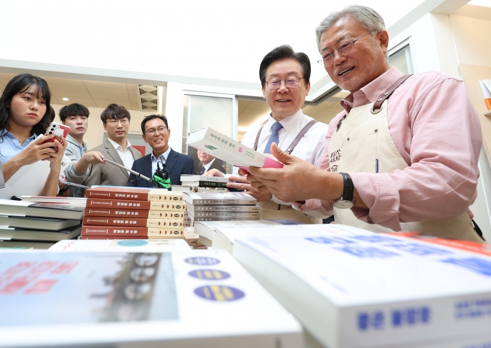 문재인 전 대통령이 10일 오후 경남 양산시 하북면 평산책방에서 더불어민주당 이재명 대표에게 책을 추천하고 있다.ⓒ뉴시스