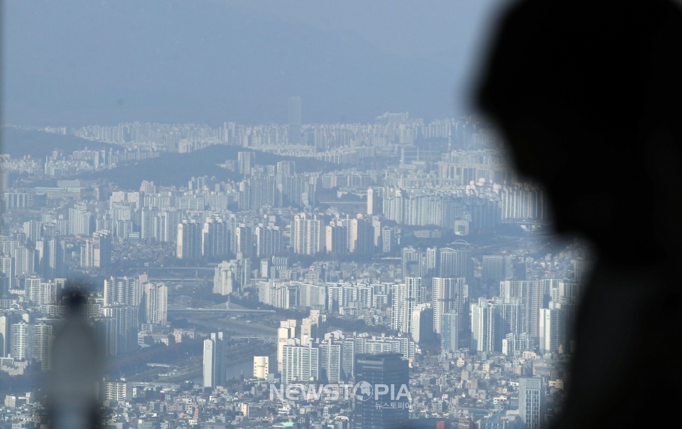 서울 송파구 롯데월드타워 전망대 서울스카이에서 바라본 서울시내 아파트의 모습. ⓒ뉴시스