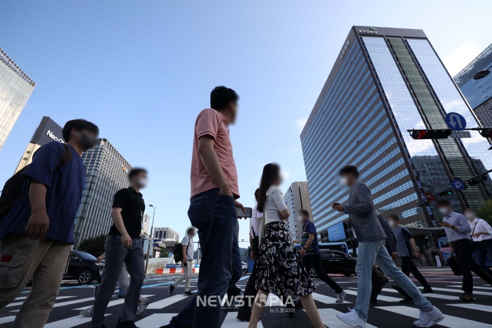 서울 세종로사거리에서 직장인들이 출근길 발걸음을 옮기고 있는모습ⓒ뉴시스