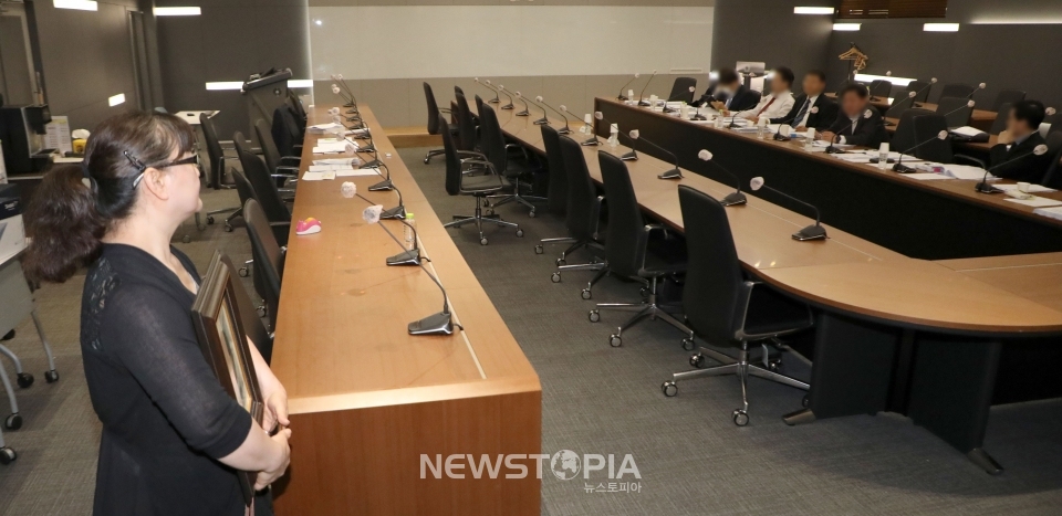 권경애 변호사 학교폭력 소송 불출석 피해 당사자인 이기철 씨가 19일 서울 서초구 대한변호사협회에서 열린 징계위원회 전체회의에 출석하고 있다. 학교폭력 피해로 숨진 학생의 모친 이기철 씨는 이날 권 변호사에 대한 영구제명 징계를 촉구했다. 이날 변호사협회에서는 권경애 변호사에 대한 징계위원회 전체회의가 열려 징계 수위를 논의한다.ⓒ뉴시스