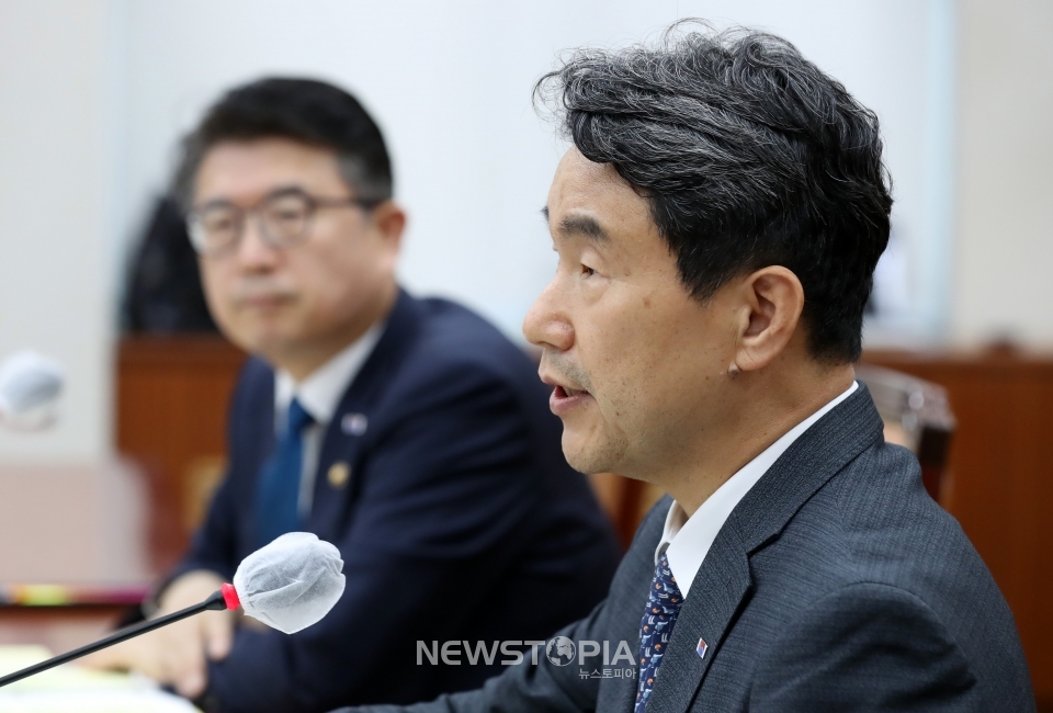 이주호 사회부총리 겸 교육부 장관이 27일 오후 서울 여의도 국회에서 열린 교육위원회 전체회의에서 의원들의 질의에 답하고 있다. ⓒ뉴시스