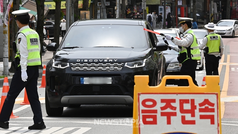 최근 대낮에 음주운전 사고가 잇따라 발생하자 30일 경기도 수원시 장안구 광교산 입구 스쿨존에서 수원중부경찰서 소속 경찰들이 음주운전 단속을 하고 있다. ⓒ뉴시스