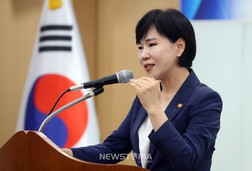 전현희 국민권익위원장이 27일 세종시 정부세종청사에서 열린 이임식에서 이임사를 하고 있다. ⓒ뉴시스