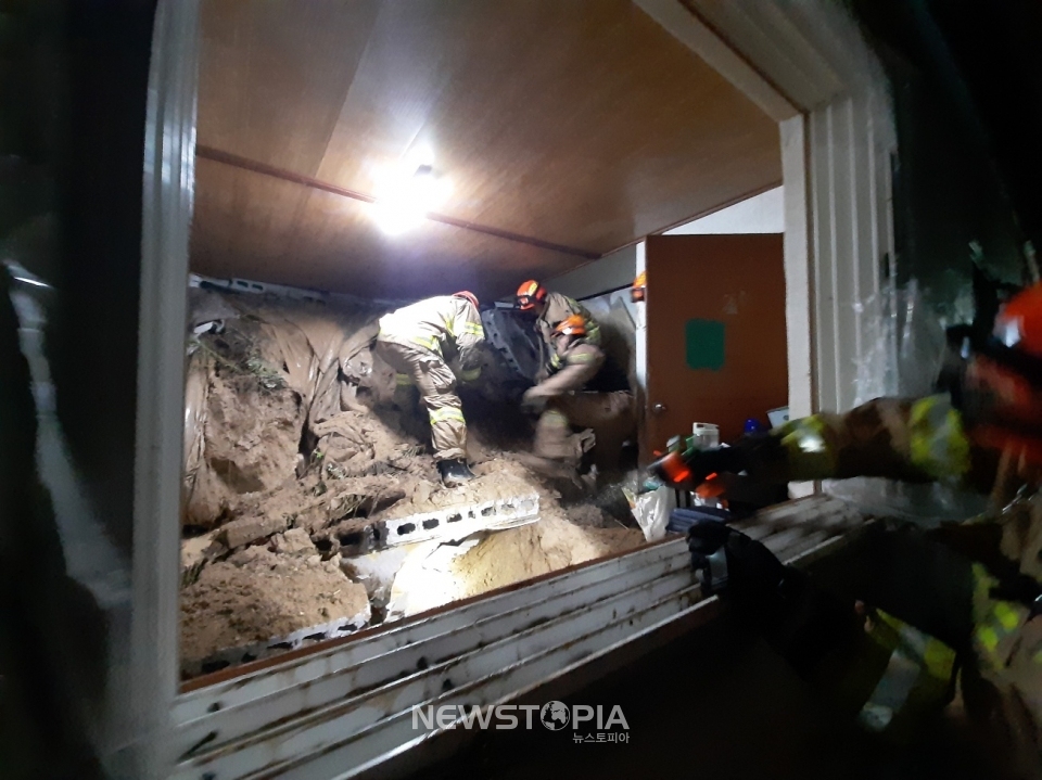 30일 오전 5시께 소방대원들이 영주시 상망동에서 매몰된 한 주택에서 구조활동을 벌이고 있다. (사진=경북도소방본부 제공)