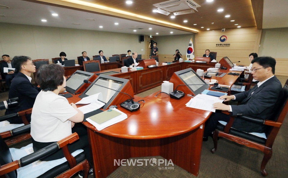 김효재 방송통신위원회 위원장 직무대행이 5일 경기 정부과천청사 방송통신위원회에서 열린 방송법 시행령 개정안 관련 전체회의를 주재하고 있다.