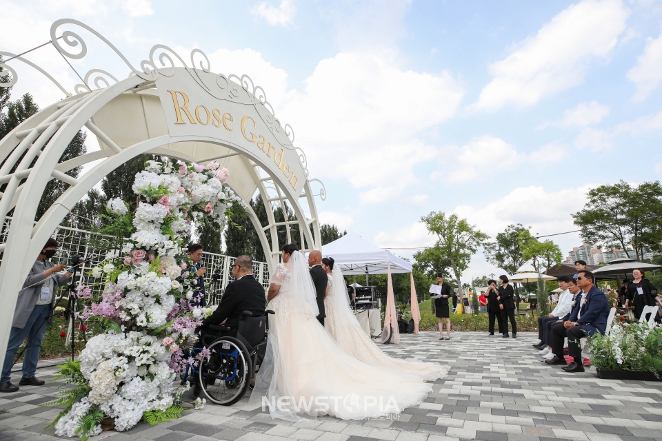 서울 강동구 광나루 한강공원 장미원에서 한 부부의 야외결혼식이 진행되고 있다.ⓒ뉴시스
