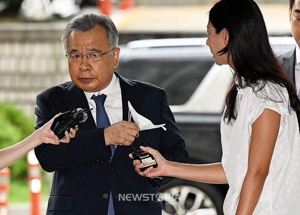 박영수 전 특별검사가 11일 오전 서울 서초동 서울중앙지법에서 열리는 이른바 '가짜 수산업자 금품수수' 사건 공판기일에 피고인 신분으로 출석하고 있다.ⓒ뉴시스