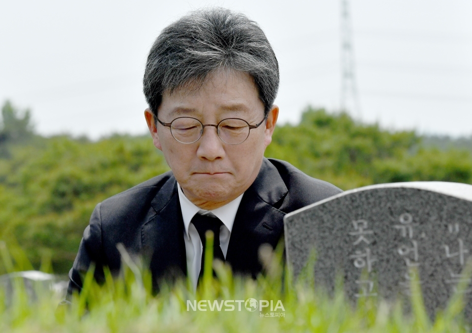 유승민 전 국민의힘 의원이 15일 오전 광주 북구 운정동 국립5·18민주묘지를 찾아 참배하고 있다. ⓒ뉴시스