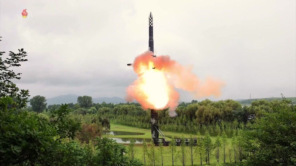 조선중앙TV가 전날 있었던 ICBM 화성-18형 시험발사 장면을 13일 공개했다. (사진=조선중앙TV 캡처)