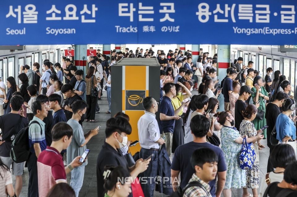 26일 오전 경기 부천시 지하철 1호선 송내역 승강장에 시민들이 가득 차 있다. 이날 오전 5시30분께 영등포역에서 금천구청역 사이 구간 선로에 무단 진입한 남성이 운행 중이던 부산행 열차에 치이는 사고가 발생했다. 이 사고로 KTX와 일반열차, 서울지하철 1호선 해당 구간 운행이 일시 중지됐다.ⓒ뉴시스