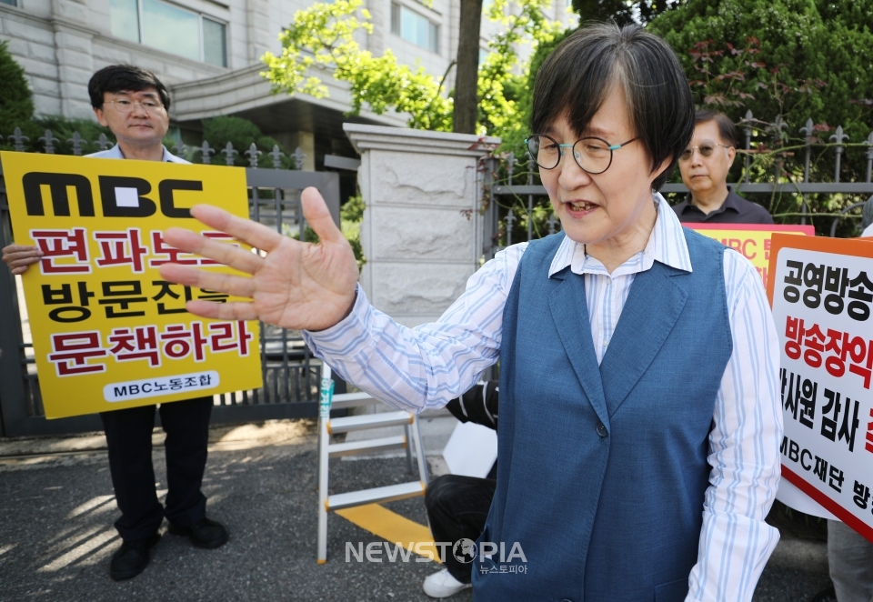 권태선 방송문화진흥회(방문진) 이사장이 3일 오전 서울 종로구 감사원에서 '방문진의 문서 관리 및 자료 제출 등에 관한 사항'에 대해 조사를 받기 위해 출석하던 중 오정환 MBC노동조합 위원장으로부터 '편파보도 방문진 문책'을 요구하는 항의를 받고 있다. 방문진은 공공기록물관리법을 위반하지 않았으며, 방송통신위원회의 검사 감독은 중복감사 금지를 위반한 위법행위라고 주장했다. ⓒ뉴시스