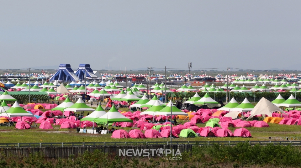 연일 폭염이 이어지고 있는 3일 전북 부안군 '2023 새만금 제25회 세계스카우트잼버리' 숙영지에 그늘을 찾아볼 수 없다. ⓒ뉴시스