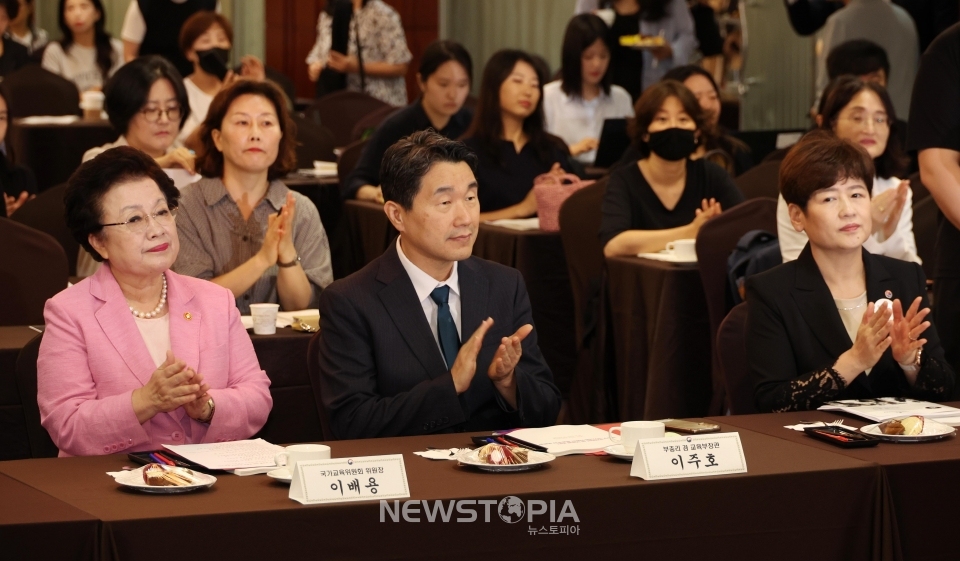 이주호 사회부총리 겸 교육부 장관이 10일 서울 중구 코리아나 호텔에서 열린 교권보호 강화 방안 관련 교육개혁 대토론회에 참석해 박수를 치고 있다. (사진=교육부 제공)