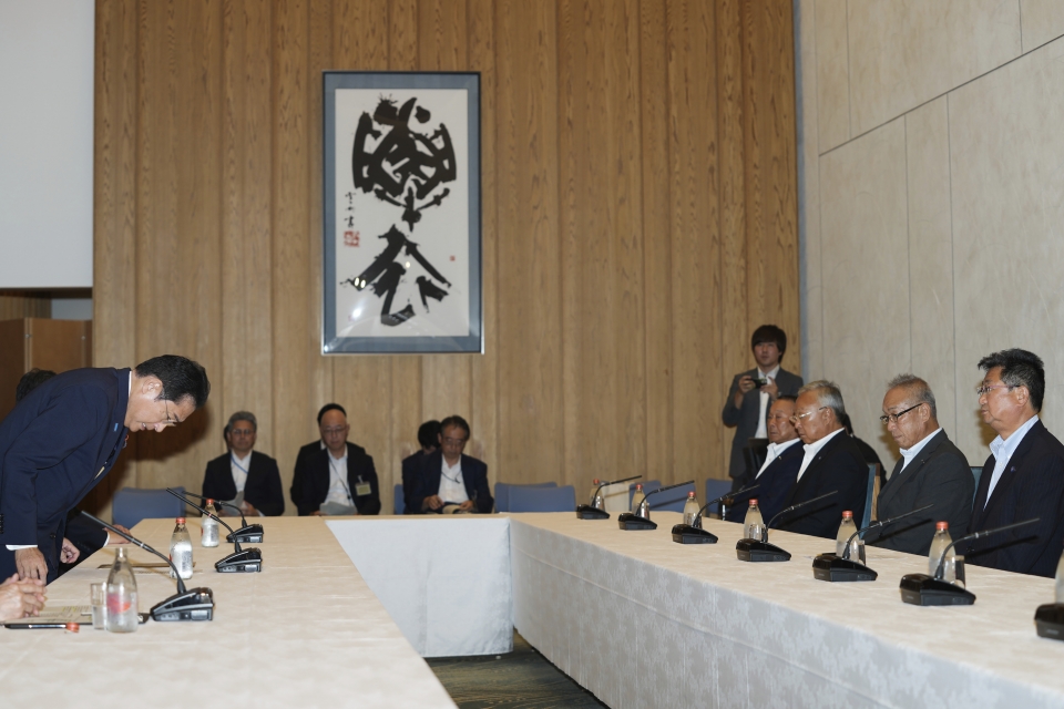 AP/뉴시스]기시다 후미오 일본 총리(왼쪽)가 지난 21일 도쿄 총리 관저에서 전국어업협동조합연합회(전어련)의 사카모토 마사노부 회장 등에게 고개를 숙여 인사하고 있다.