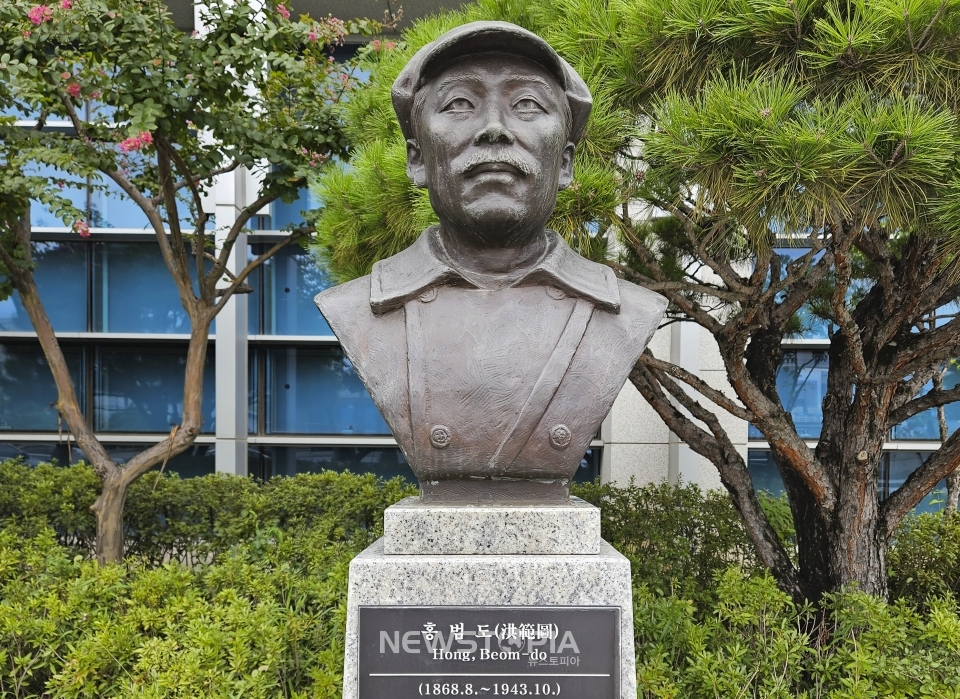 국방부가 육군사관학교 내에 설치된 고(故) 홍범도 장군 흉상을 포함한 국방부 청사 앞에 설치된 흉상도 필요시 이전을 검토하고 있다고 밝혔다. 사진은 28일 서울 용산구 국방부 청사 앞에 설치된 고(故) 홍범도 장군 흉상 모습.ⓒ뉴시스