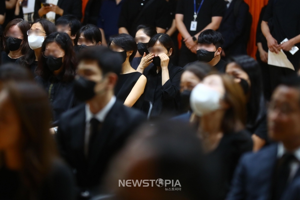 지난4일 오후 서울 서초구 서이초등학교에서 서이초 사망 교사 49재 추모제가 열린 가운데 참석자가 눈물을 흘리고 있다.ⓒ뉴시스
