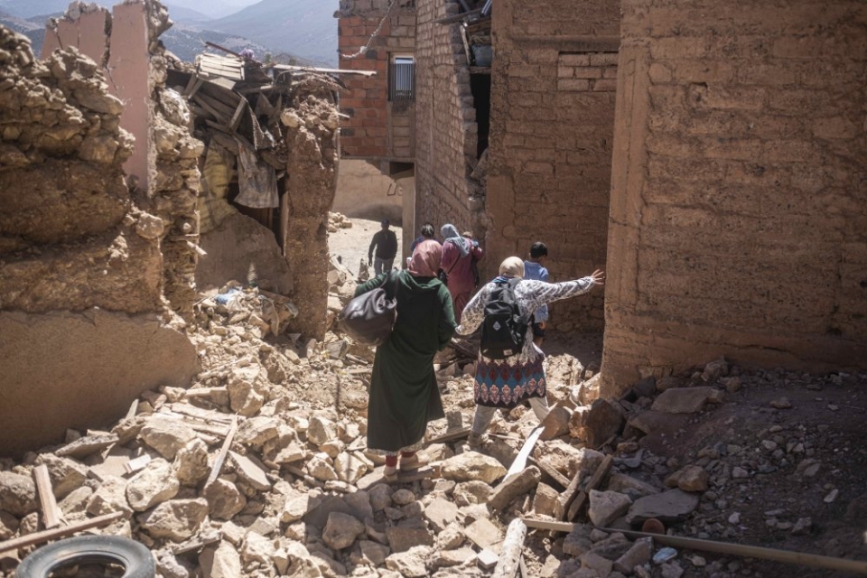 AP/뉴시스] 9일(현지시각) 모로코 마라케시 외곽의 지진 진앙 인근 마을에서 주민들이 대피하고 있다. 지난 8일 모로코 마라케시 남부 산악 지대에서 규모 6.8의 지진이 발생해 지금까지 2100여 명이 숨졌다. 부상자 수도 2100명이 넘어 사망자 수는 더 늘어날 것으로 보인다.