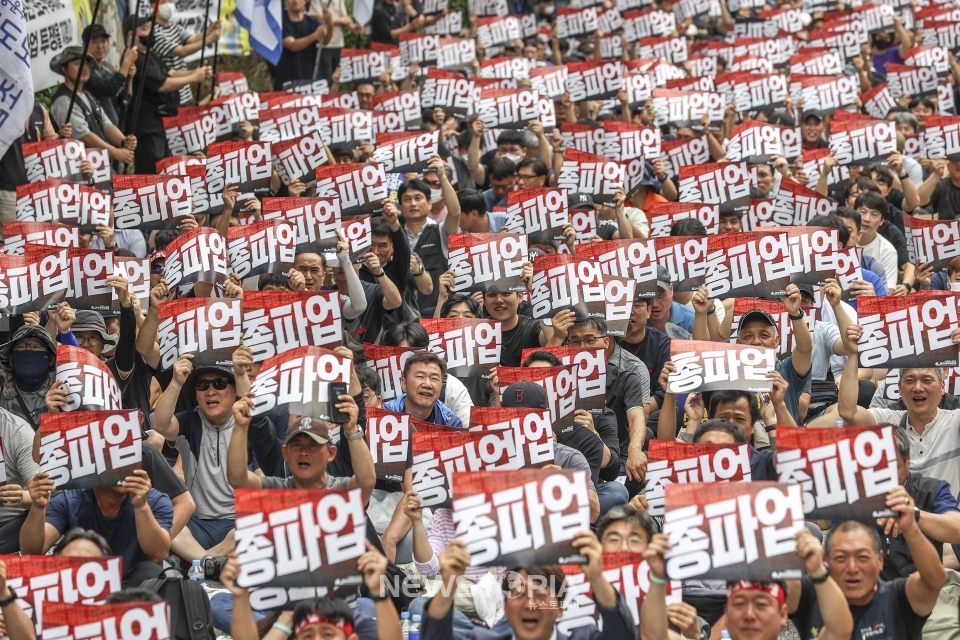 16일 서울 용산구 남영역 인근에서 열린 공공운수노조 공동파업, 철도노조 총파업 승리 결의대회에 참가한 철도노조 조합원들이 피켓을 들고 구호를 외치고 있다.ⓒ뉴시스