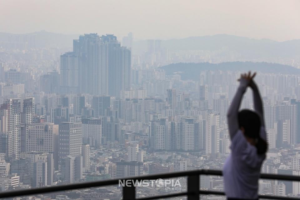 사진은 지난 10일 오전 서울 남산에서 바라본 아파트 단지 모습. ⓒ뉴시스