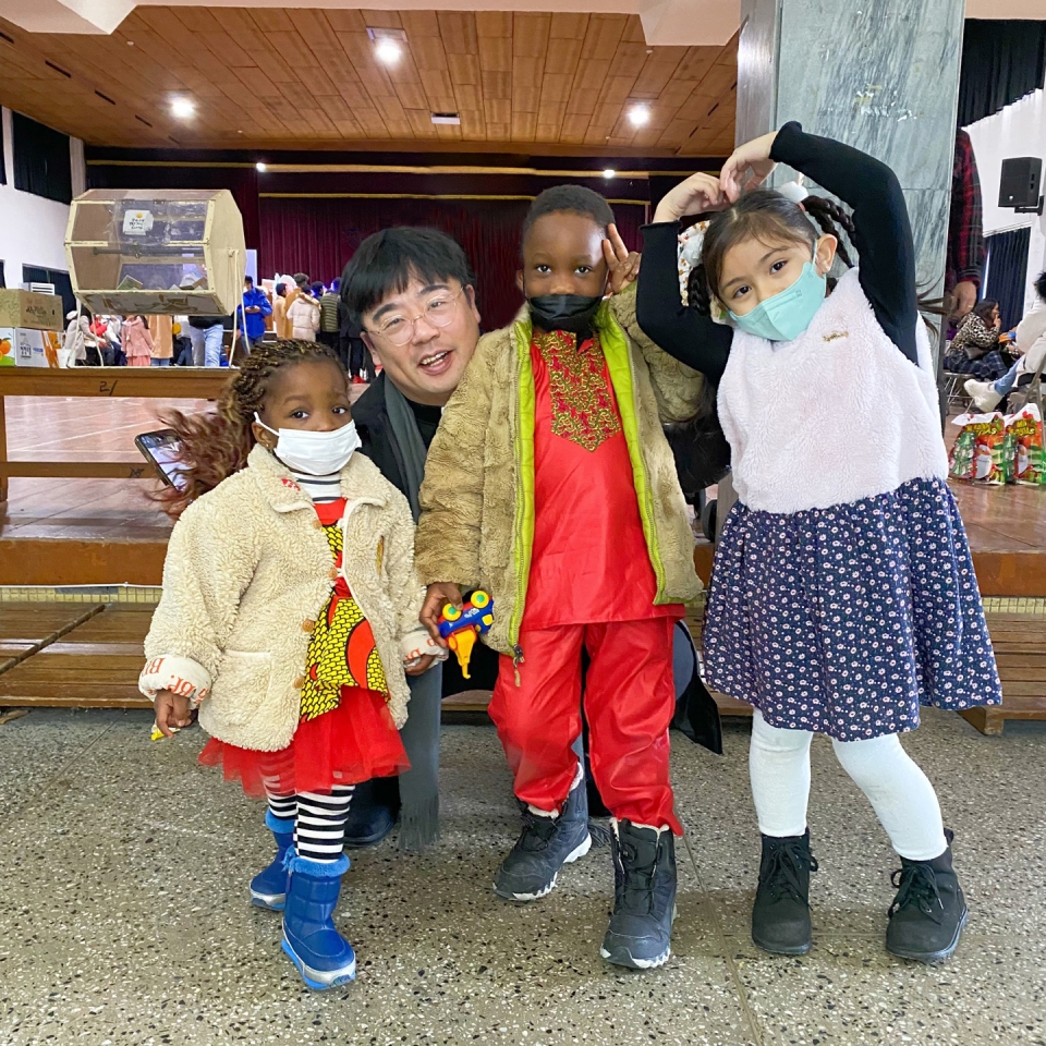 가톨릭근로자회관 대표 이관홍 신부와 이주노동자 자녀들. (사진= 서울아산병원 제공)