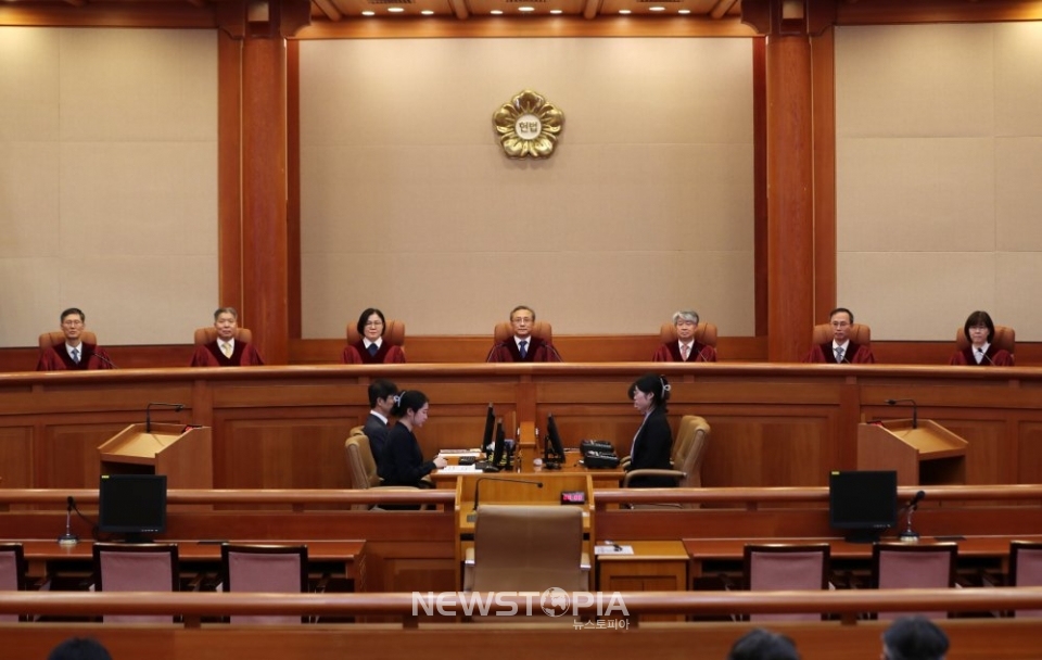 유남석 헌법재판소장과 헌법재판관들이 26일 오후 서울 종로구 헌법재판소 대심판정에서 '국가보안법 7조' 위헌여부 등에 대한 9월 심판사건 선고를 위해 배석해 있다.ⓒ뉴시스
