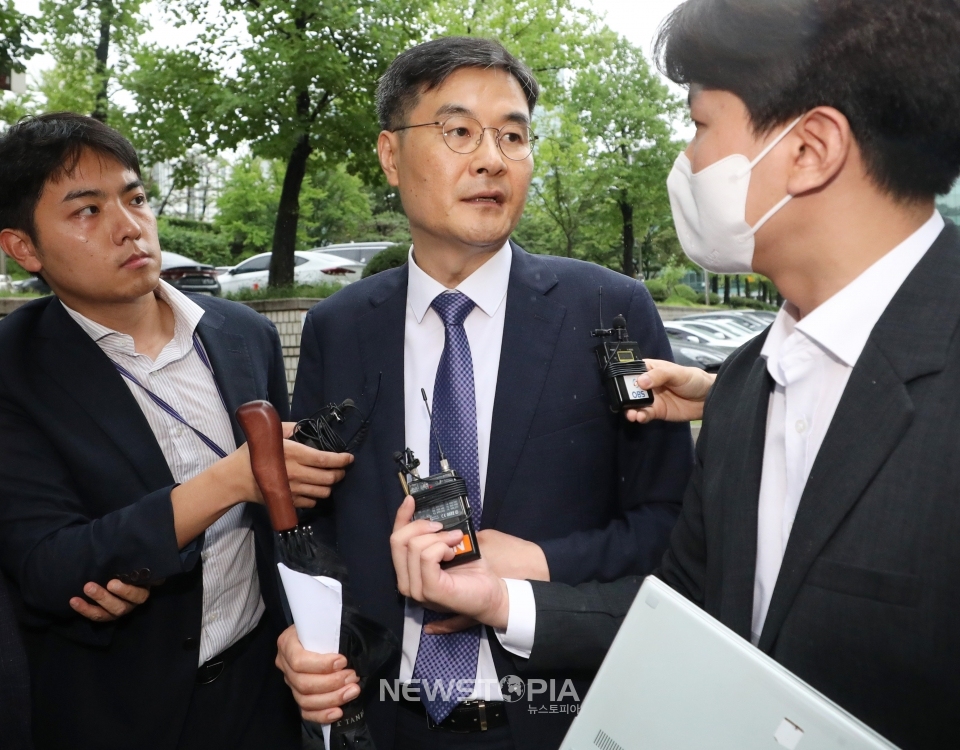 공군 내 성폭력 피해자인 고 이예람 중사 사건 수사 과정에서 불법 개입한 혐의를 받고 있는 전익수 전 공군 법무실장이 29일 오후 서울 서초구 서울중앙지법에서 열린 선고 공판에서 무죄를 선고받은 후 법정을 나서고 있다. 2023.06.29. ⓒ뉴시스