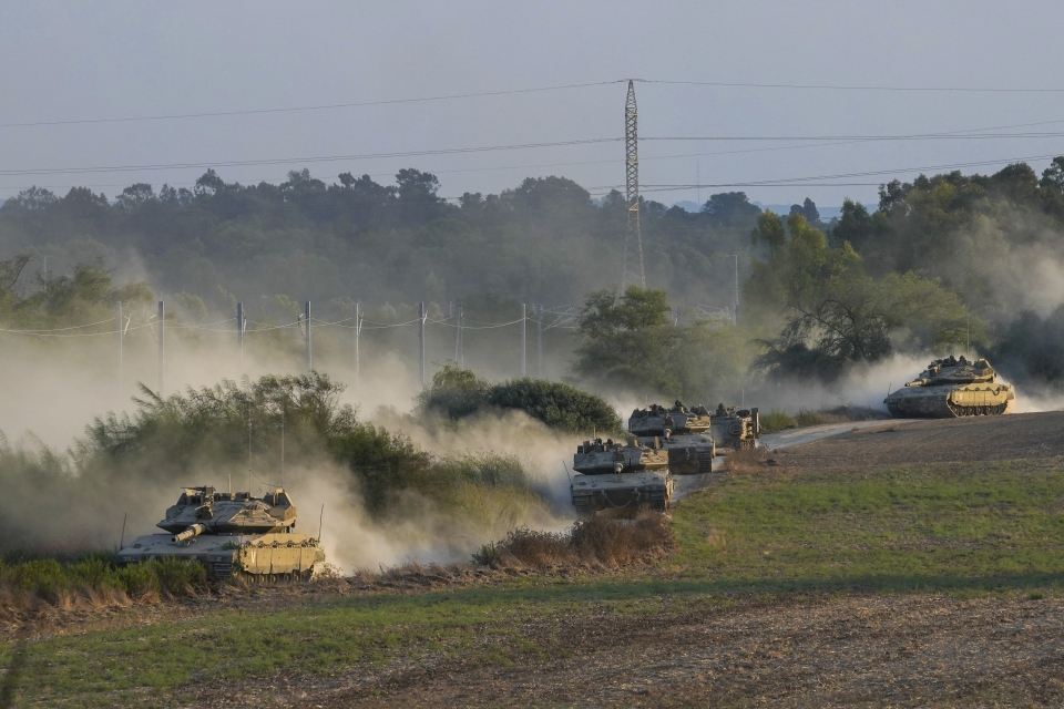 AP/뉴시스] 11일(현지시각) 이스라엘 모처에서 이스라엘군 전차들이 가자지구를 향해 이동하고 있다. 이스라엘 지상군의 가자지구 진입이 임박한 것으로 알려지면서 더 많은 희생자가 나올 것으로 관측되고 있다.