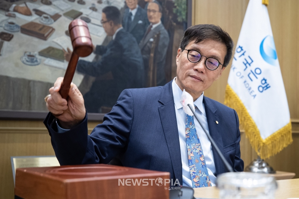 이창용 한국은행 총재가 19일 서울 중구 한국은행에서 열린 금융통화위원회에서 의사봉을 두드리고 있다.ⓒ뉴시스