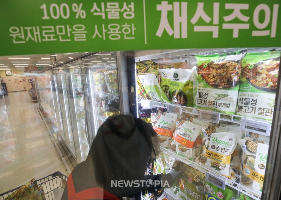 MZ세대를 중심으로 채식주의를 통칭하는 '비거니즘(veganism, 채식주의) 소비'가 뜨고 있다. 농림축산식품부와 한국농수산식품유통공사가 발표한 '가공식품 세분시장 현황' 보고서에 따르면 2030세대의 50% 이상이 비건 라이프를 살아볼 의향이 있는것으로 알려졌다. 사진은 29일 오후 서울 시내 대형마트에 진열된 비건 식품 모습. ⓒ뉴시스