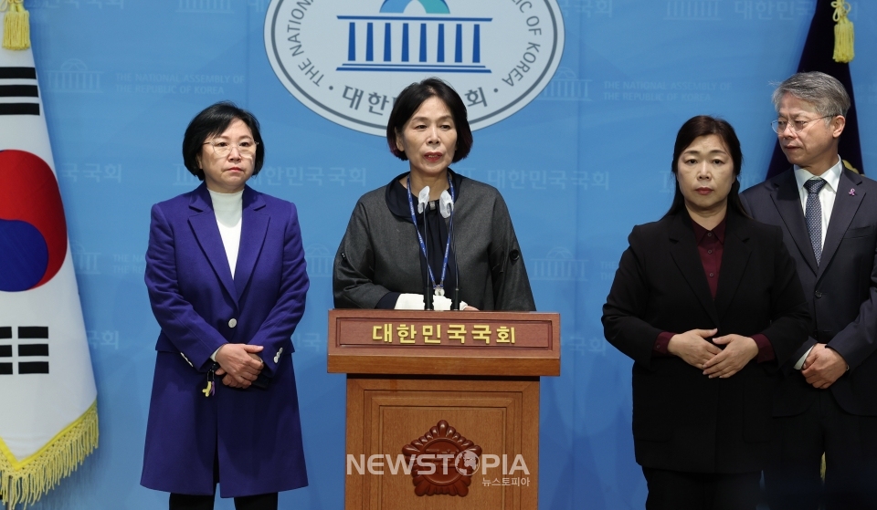 최민희 방송통신위원 내정자가 7일 오전 서울 여의도 국회에서 사퇴 기자회견을 하고 있다. ⓒ뉴시스