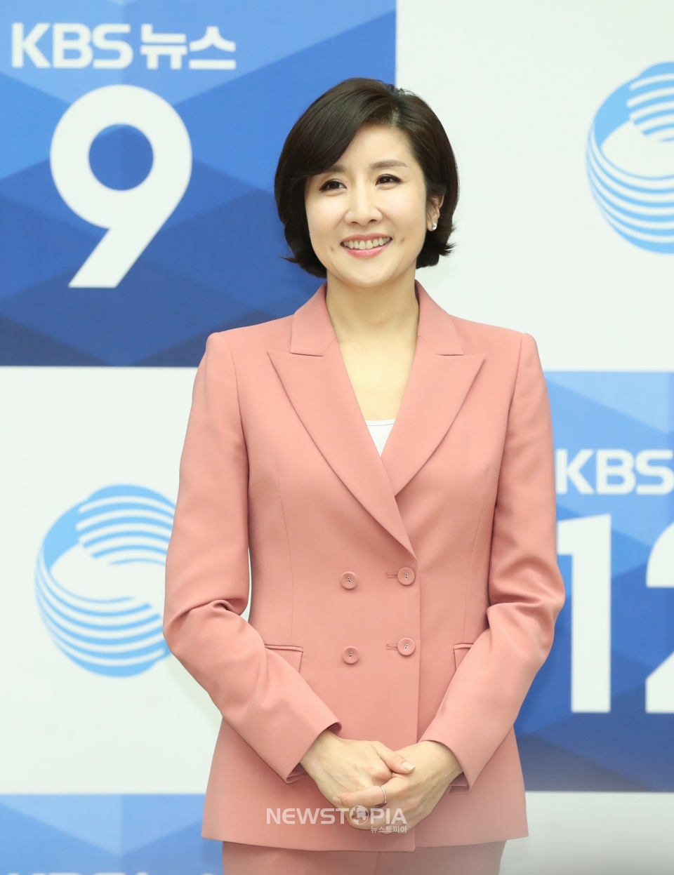 새로운 KBS 뉴스9 메인 앵커로 선정된 이소정 기자가 지난27일 오후 서울 여의도 KBS에서 열린 주요뉴스 앵커 선정 간담회에서 인사하고 있다. ⓒ뉴시스