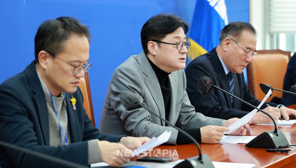 홍익표 더불어민주당 원내대표가 14일 오전 서울 여의도 국회에서 열린 원내대책회의에서 발언을 하고 있다.ⓒ뉴시스