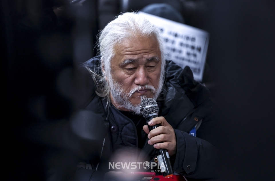 박경석 전국장애인차별철폐연대 상임공동대표가 24일 서울 종로구 혜화역에서 열린 서울교통공사 전장연 시민 불복종 지하철 행동 원천봉쇄에 대한 입장발표 기자회견에서 발언하고 있다.ⓒ뉴시스