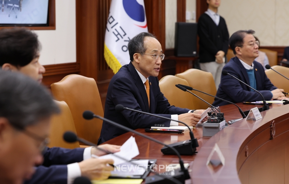 추경호 경제부총리 겸 기획재정부 장관이 27일 오전 서울 종로구 정부서울청사에서 열린 비상경제장관회의 겸 수출투자대책회의에 참석해 발언하고 있다.ⓒ뉴시스