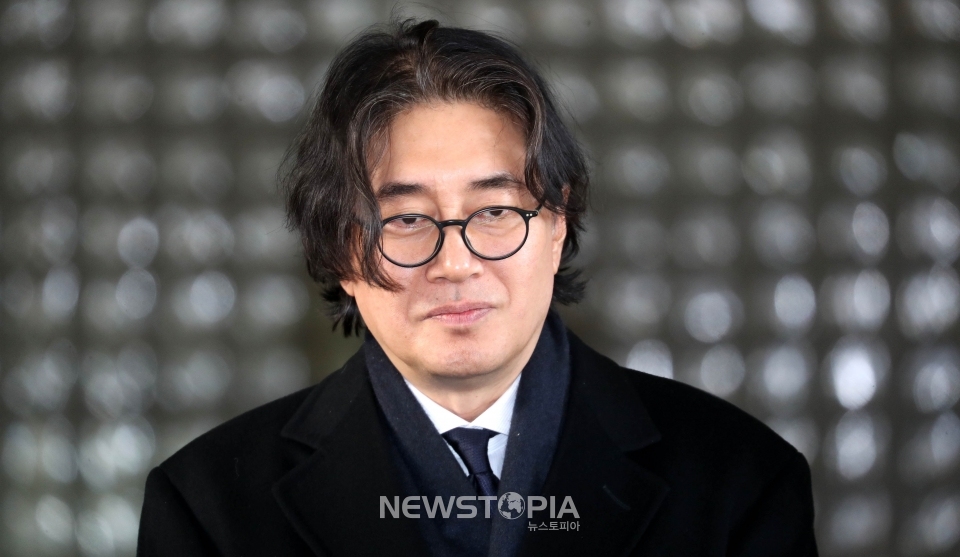 이호진 전 태광그룹 회장이 12일 오후 서울 서초구 서울중앙지방법원에서 횡령 배임' 혐의와 관련한 파기환송심 1차 공판을 마친 후 법정을 나서고 있다. 2018.12.12. ⓒ뉴시스