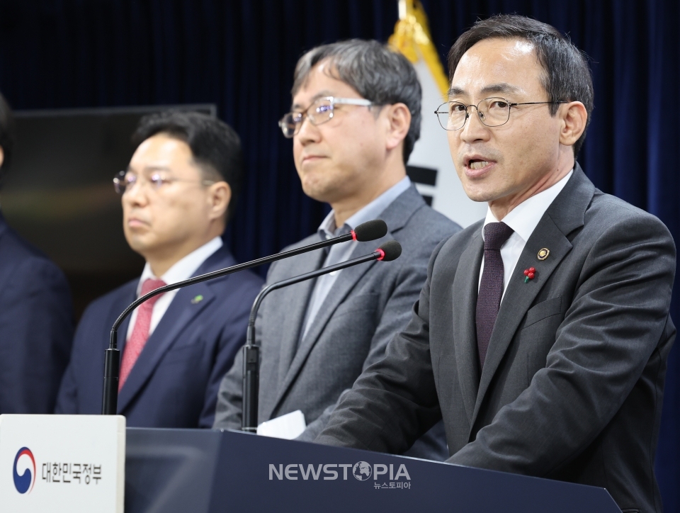 김오진 국토교통부 1차관이 12일 오전 서울 종로구 정부서울청사에서 LH 혁신 및 건설카르텔 혁파방안 브리핑을 하고 있다.ⓒ뉴시스