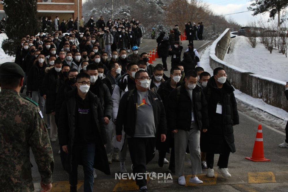 16일 오후 계묘년 새해 첫 육군 신병교육대에 입소한 신병들이 강원도 양구군 육군 제21보병사단(백두산부대) 신병교육대에서 입소식이 열릴 백두관으로 이동하고 있다. 신병 187명은 6주간 개인화기사격, 화생방, 정신전력교육, 각개전투, 20㎞ GOP 산악행군 등 병 기본훈련 과제 위주의 강도 높은 군사훈련을 받고 18개월간 복무를 하게 될 부대로 배치된다. 2023.01.16.ⓒ뉴시스