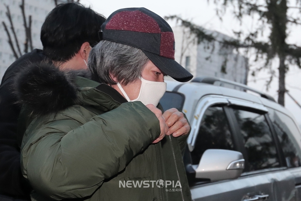 아동 성폭행 혐의로 징역 12년을 복역 후 출소한 조두순이 12일 오전 경기도 안산준법지원센터에서 행정절차를 위해 이동하고 있다. (공동취재사진) 2020.12.12ⓒ뉴시스