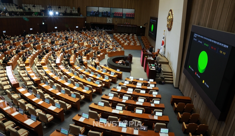 28일 오후 서울 여의도 국회에서 열린 제411회국회(임시회) 제3차 본회의에서 대통령 배우자 김건희의 도이치모터스 주가조작 의혹 진상규명을 위한 특별검사 임명 등에 관한 법률안에 대한 수정안이 가결되고 있다. ⓒ뉴시스