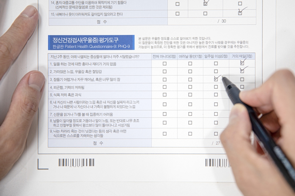 [서울=뉴시스]신체적 능력과 사회적 관계를 하나둘씩 잃어가면서 우울증을 느끼는 노인이 많다. 제때 치료 받지 못하면 고의적 자해, 극단적 선택 등으로 이어질 수 있어 가족들의 세심한 관심이 필요하다. (사진= 고려대 안산병원 제공)