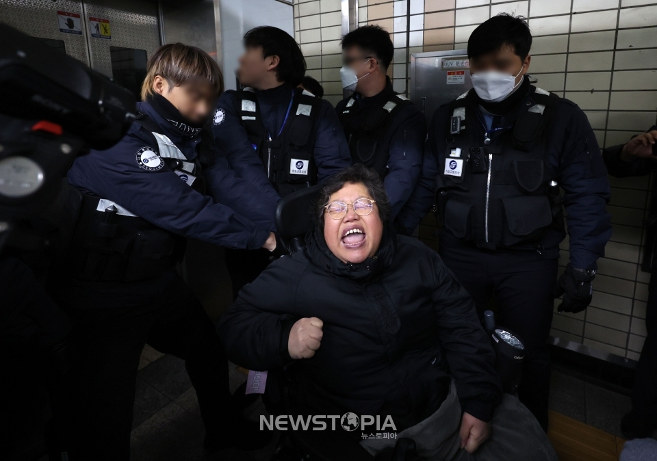 전국장애인차별철폐연대 회원이 26일 서울 지하철4호선 혜화역에서 권리중심공공일자리 최중증장애인 노동자 400명 해고철회를 촉구하는 선전전을 하는 중 퇴거되고 있다. ⓒ뉴시스