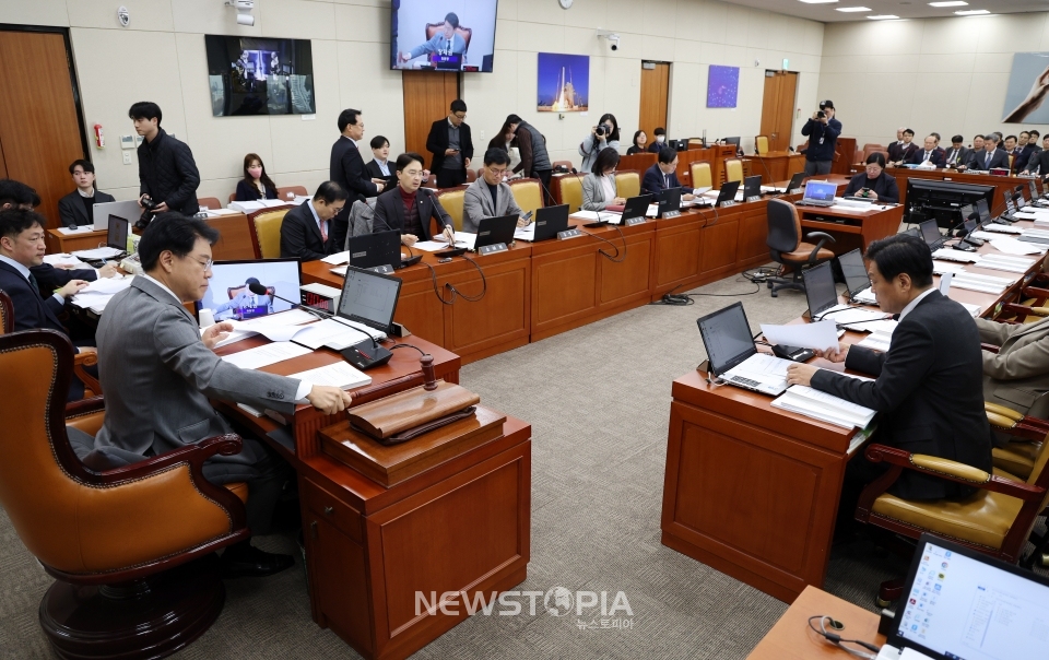 장제원 과학기술정보방송통신위원회 위원장이 18일 오전 서울 여의도 국회에서 열린 과학기술정보방송통신위원회 전체회의에서 의사봉을 두드리고 있다. 2023.12.18. ⓒ뉴시스