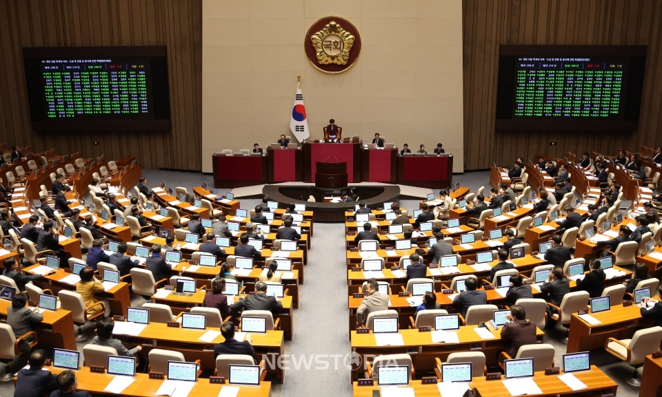 9일 오후 서울 여의도 국회 본회의장에서 열린 제411회국회(임시회) 4차 본회의에서 '개의 식용 목적의 사육ㆍ도살 및 유통 등 종식에 관한 특별법안(대안)'이 가결되고 있다. ⓒ뉴시스