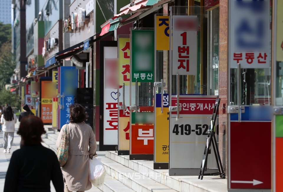 서울 송파구의 부동산 중개소가 밀집한 상가 모습. ⓒ뉴시스