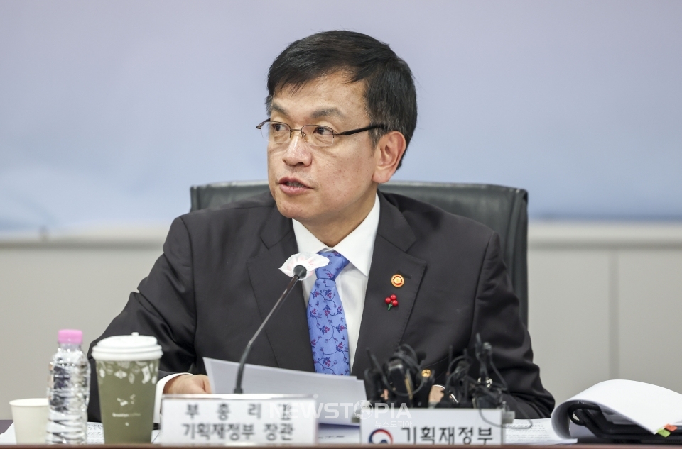 최상목 경제부총리 겸 기획재정부 장관이 11일 서울 영등포구 중소기업중앙회에서 열린 경제부총리 초청 중소기업인 간담회에서 인사말을 하고 있다.ⓒ뉴시스