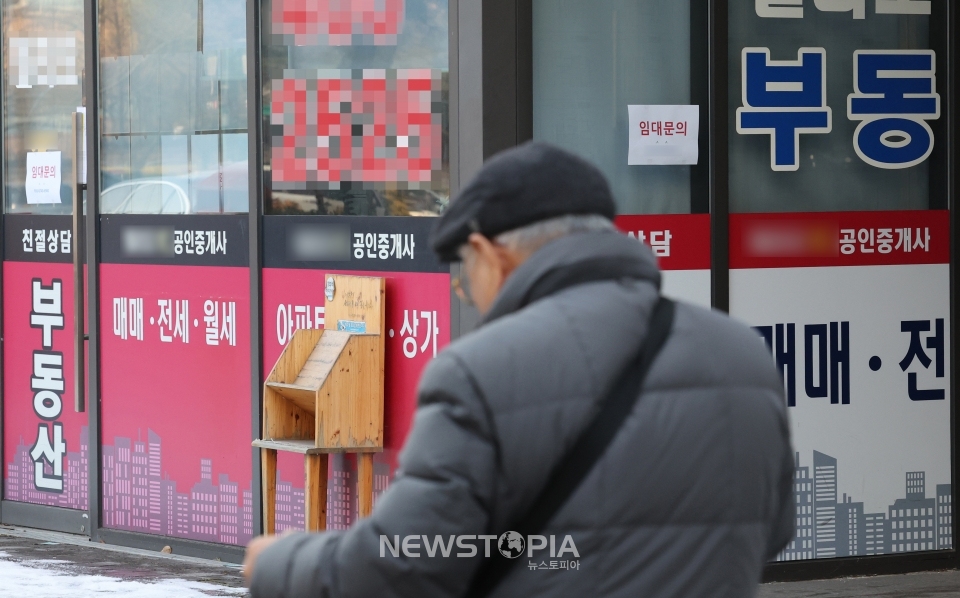 26일 서울 시내의 한 공인중개사 사무실 앞에 임대 안내문이 붙어 있다. 한국공인중개사협회에 따르면 올해 들어 지난달까지 폐업·휴업한 공인중개사 사무소가 1만4209곳(폐업 1만2938곳·휴업 1271곳)에 달하는 것으로 나타났다고 밝혔다. 올해 2월부터는 휴·폐업이 개업 숫자보다 많은 현상이 이어지고 있다. 2023.12.26.ⓒ뉴시스