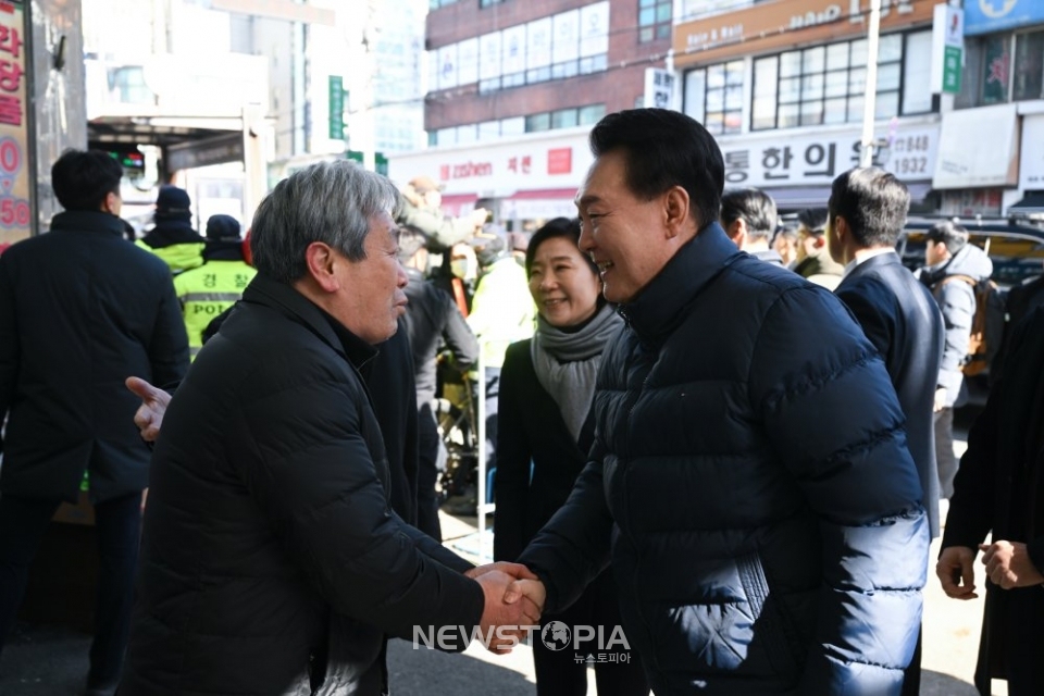 윤석열 대통령이 25일 경기도 의정부시 의정부제일시장을 찾아 시민과 인사나누고 있다. (사진=대통령실 제공)