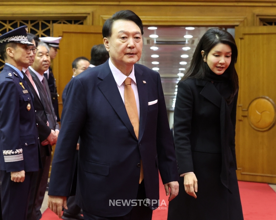 네덜란드 국빈 방문 일정을 마치고 귀국한 윤석열 대통령과 부인 김건희 여사가 15일 성남 서울공항에 도착하고 있다. 2023.12.15. ⓒ뉴시스