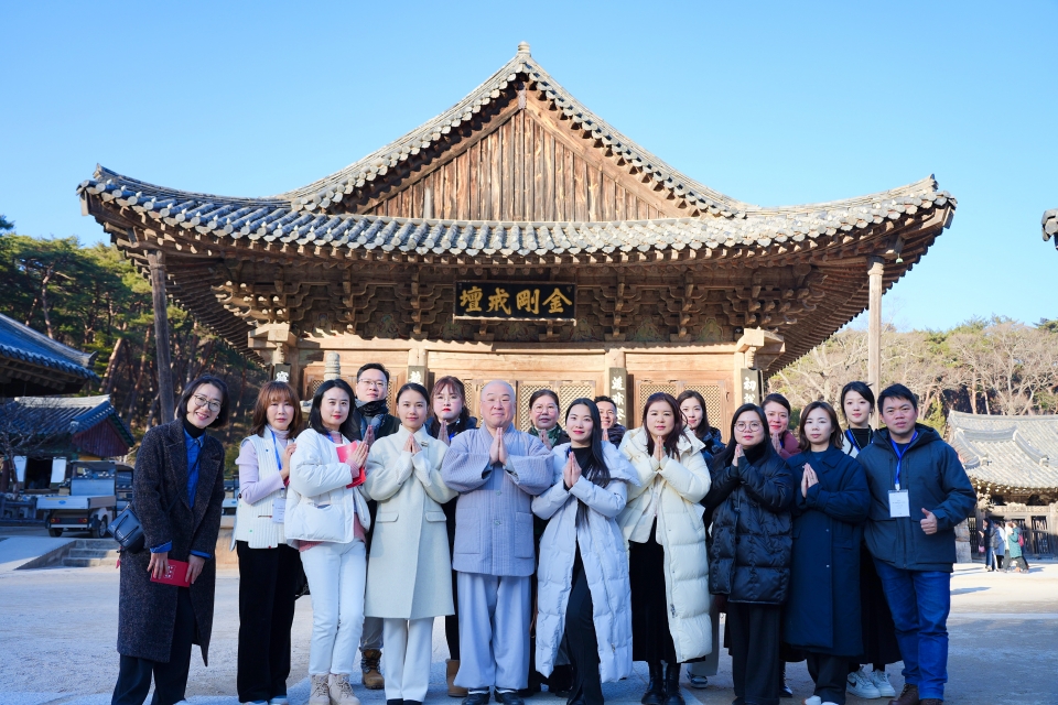 경상남도 상해사무소 등 노력으로 경남을 방문한 중국인 관광객들이 지난 11일 양산 통도사 성보박물관에서 한국불교회화를 감상한 후 기념촬영하고 있다.(사진=경남도 제공)