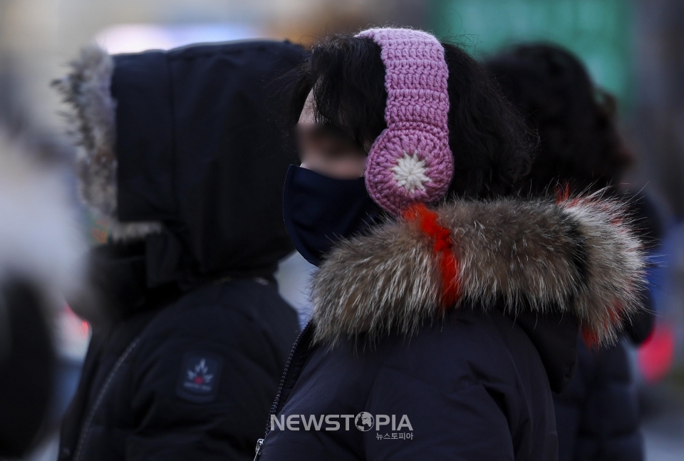 연일 영하권 추위가 찾아온 1일 서울 종로구 광화문네거리에서 두꺼운 옷차림을 한 시민들이 이동하고 있다.ⓒ뉴시스